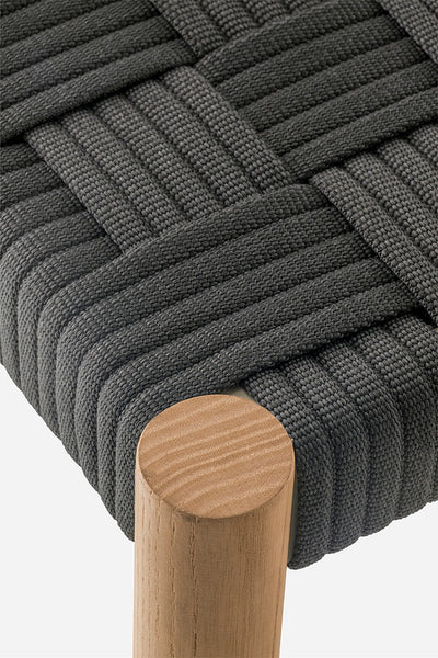 Détail du tressage et du pied en teck de la chaise Griante