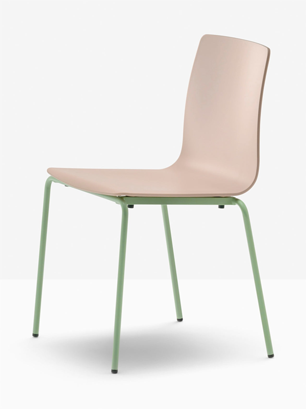 Chaise Inga rose vue de trois quarts