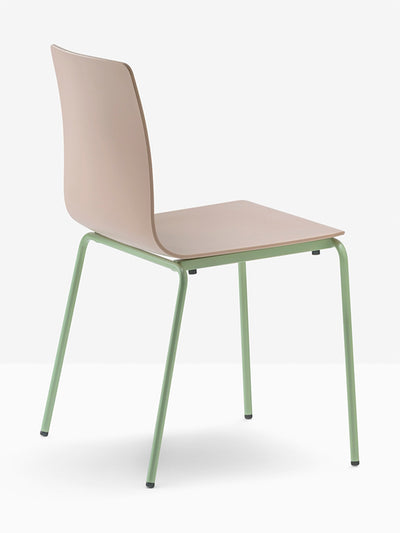 Chaise Inga rose vue de trois quarts arrière
