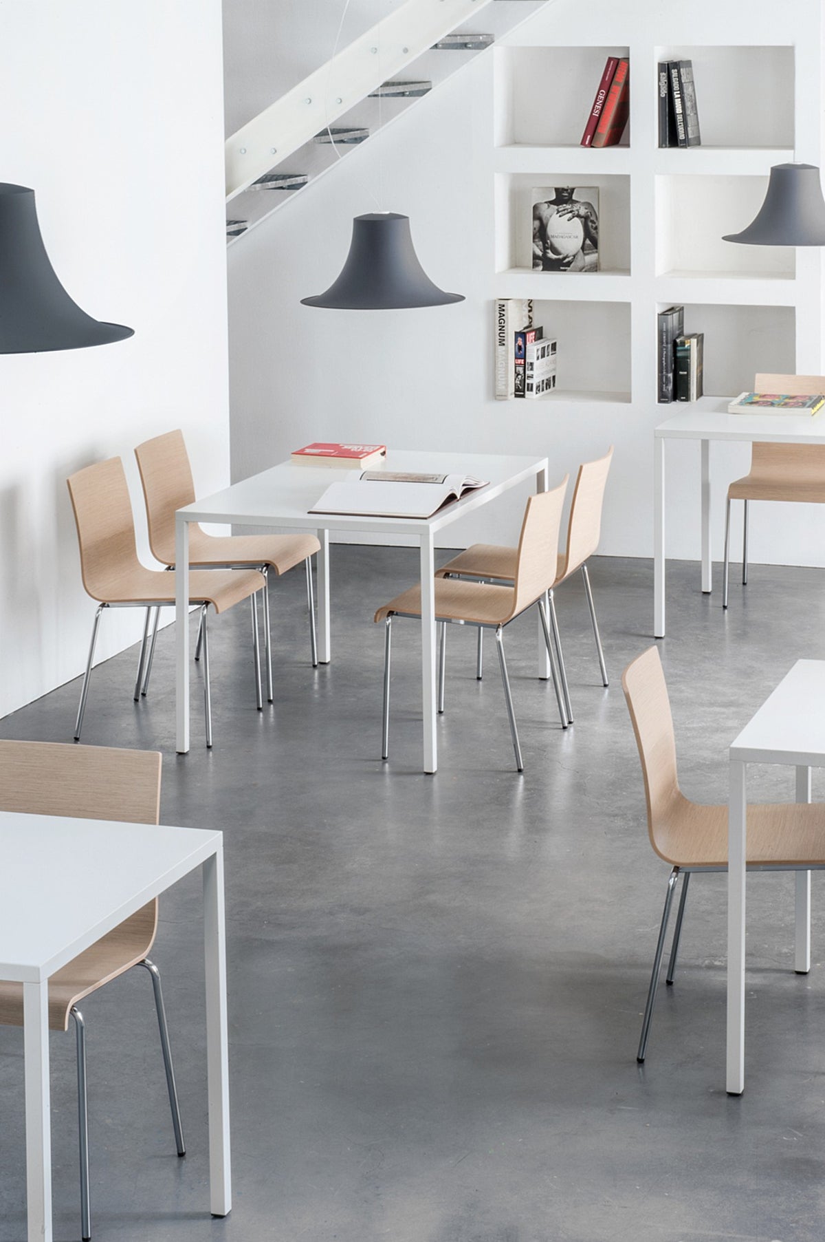 Chaise Kuadra XL 2403 / 2413 Pedrali en situation, restaurant