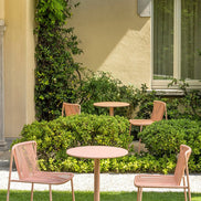 Chaises Tribeca rose en terrasse de restaurant