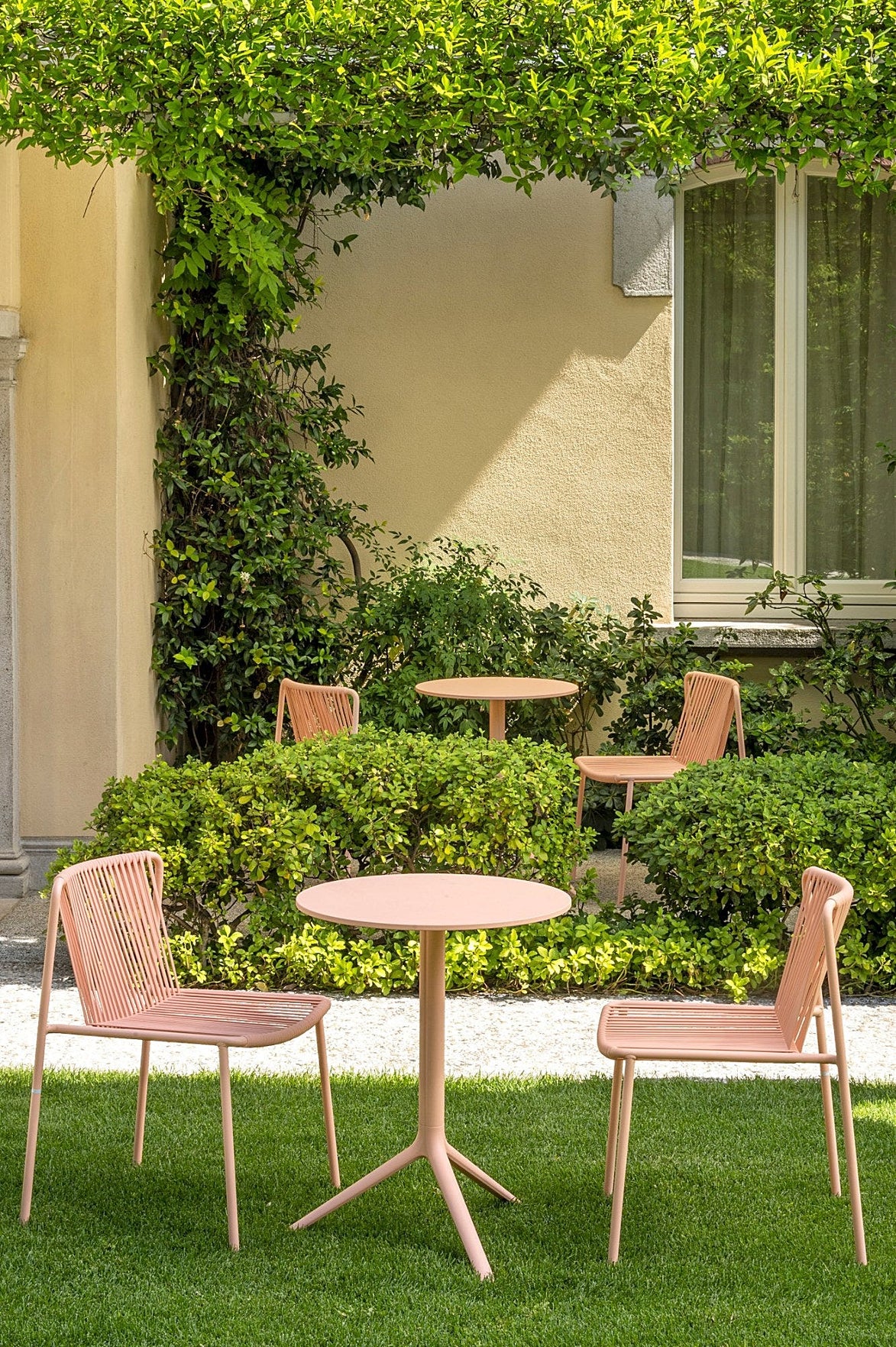 Chaises Tribeca rose en terrasse de restaurant