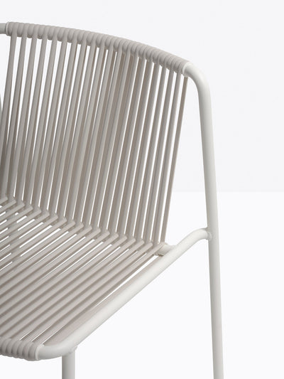 Détail du tressage PVC de la chaise Tribeca