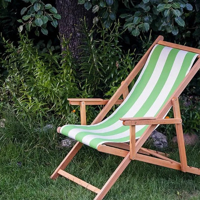 Chilienne à accoudoirs toile rayée verte dans un jardin