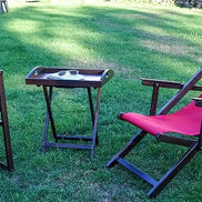 Chilienne à accoudoirs et fauteuil metteur en scène sur une pelouse