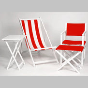 Chilienne à accoudoirs laquée blanc, toile rayée rouge, avec fauteuil metteur en scène