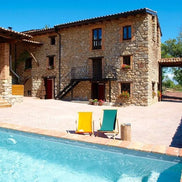 Chiliennes au bord de la piscine d'un hôtel