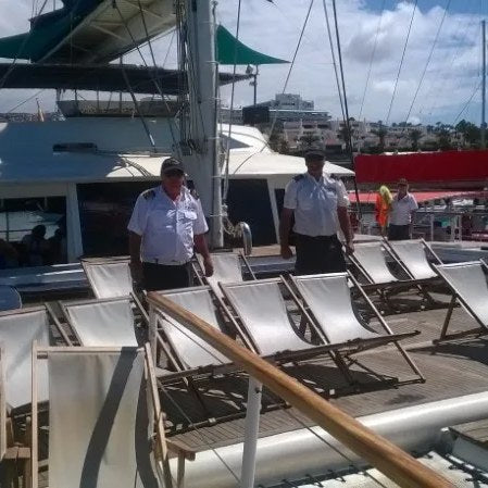 Chiliennes alignées sur le ponton d'un port