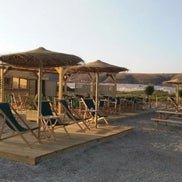Chiliennes de plage sous paillotes