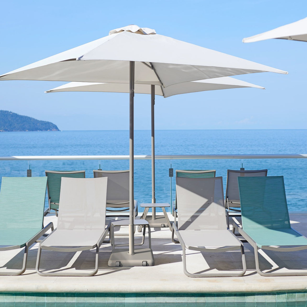Parasol Eolo Pureti Ezpeleta en situation sur une terrasse CHR