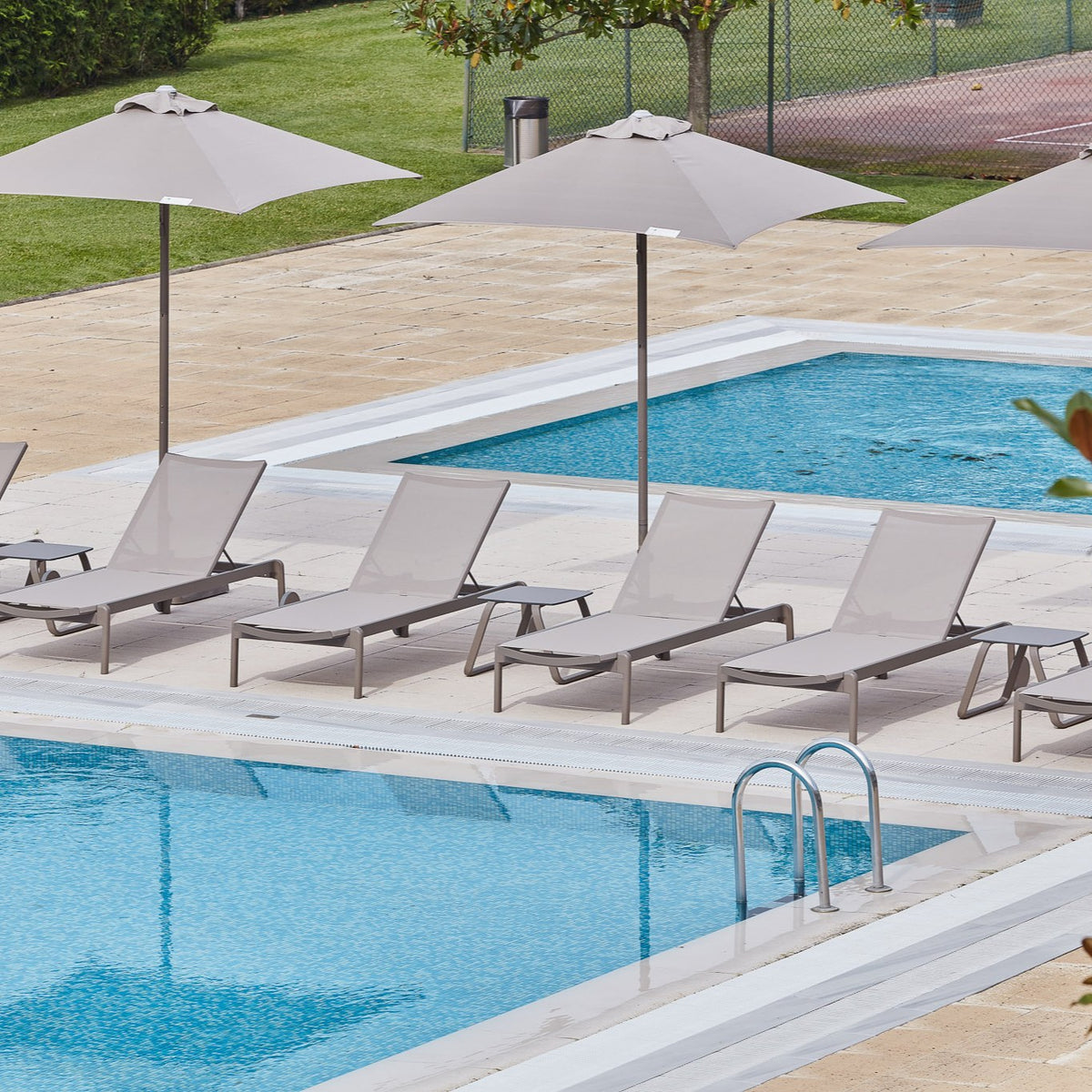 Parasol Eolo Pureti Ezpeleta en situation sur une terrasse CHR