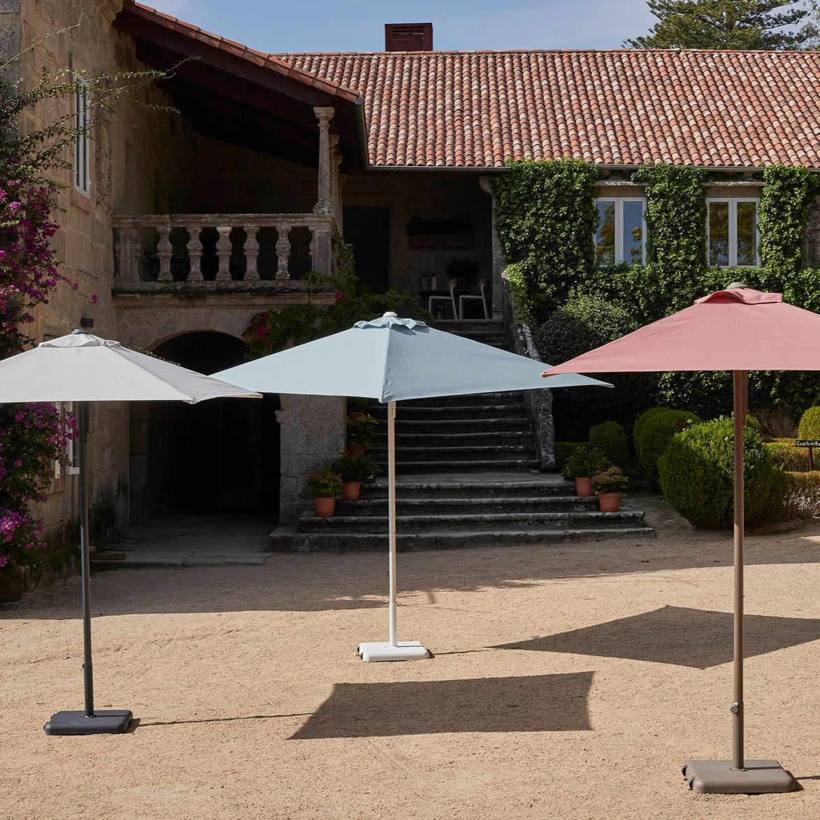 Parasol Eolo Sunbrella Ezpeleta en situation sur une terrasse CHR