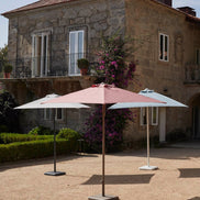 Parasol Eolo Sunbrella Ezpeleta en situation sur une terrasse CHR