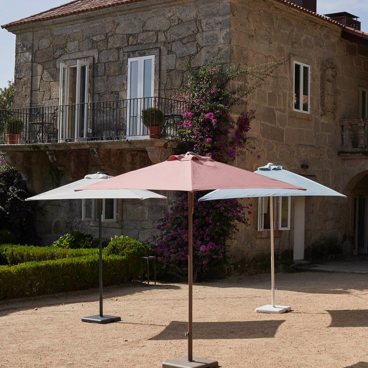 Parasol Eolo Sunbrella Ezpeleta en situation sur une terrasse CHR