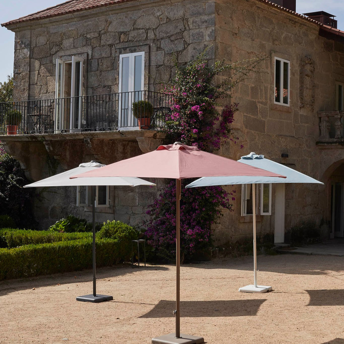 Parasol Eolo Sunbrella Ezpeleta en situation sur une terrasse CHR