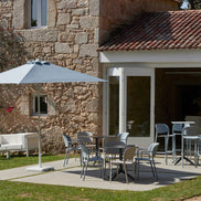Parasol Eolo Sunbrella Ezpeleta en situation sur une terrasse CHR