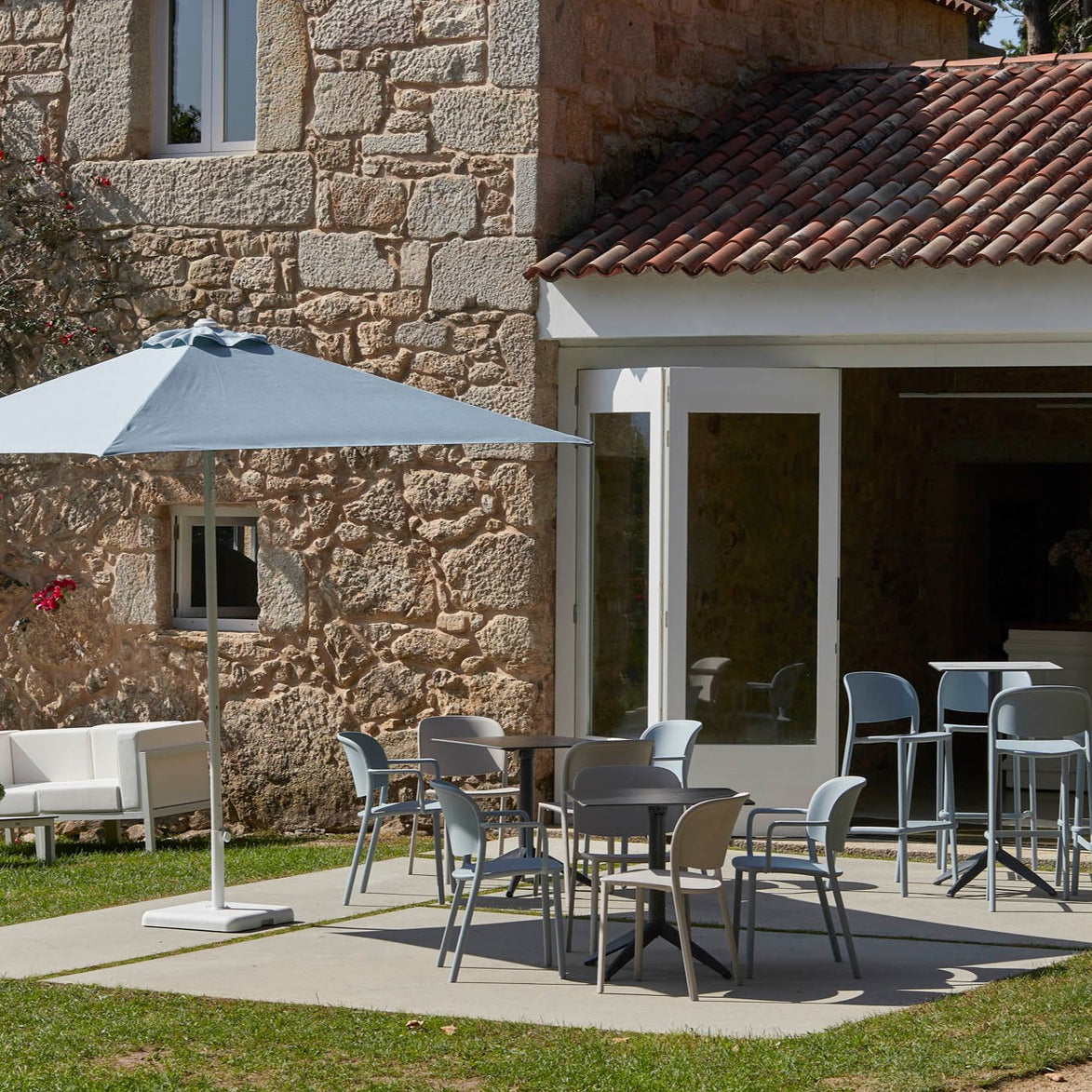 Parasol Eolo Sunbrella Ezpeleta en situation sur une terrasse CHR