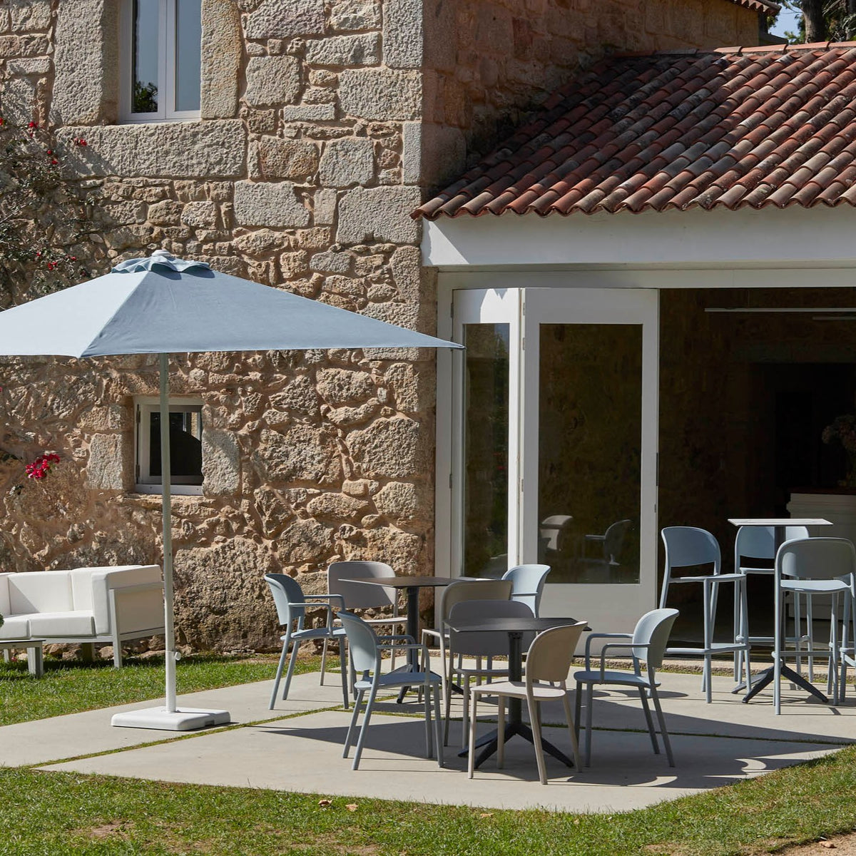 Parasol Eolo Sunbrella Ezpeleta en situation sur une terrasse CHR