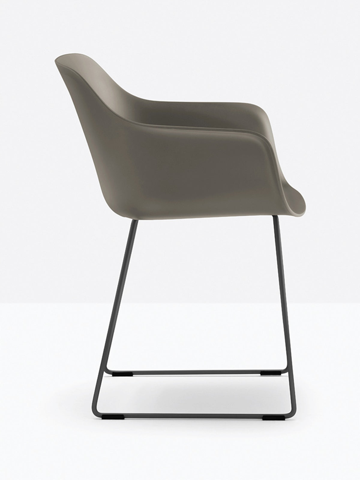 Fauteuil Babila XL luge 2744 Pedrali, coque gris recyclé