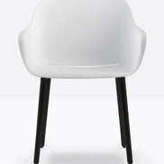 Fauteuil Babila XL pieds bois 2754 Pedrali, coque blanche, pieds frêne noir