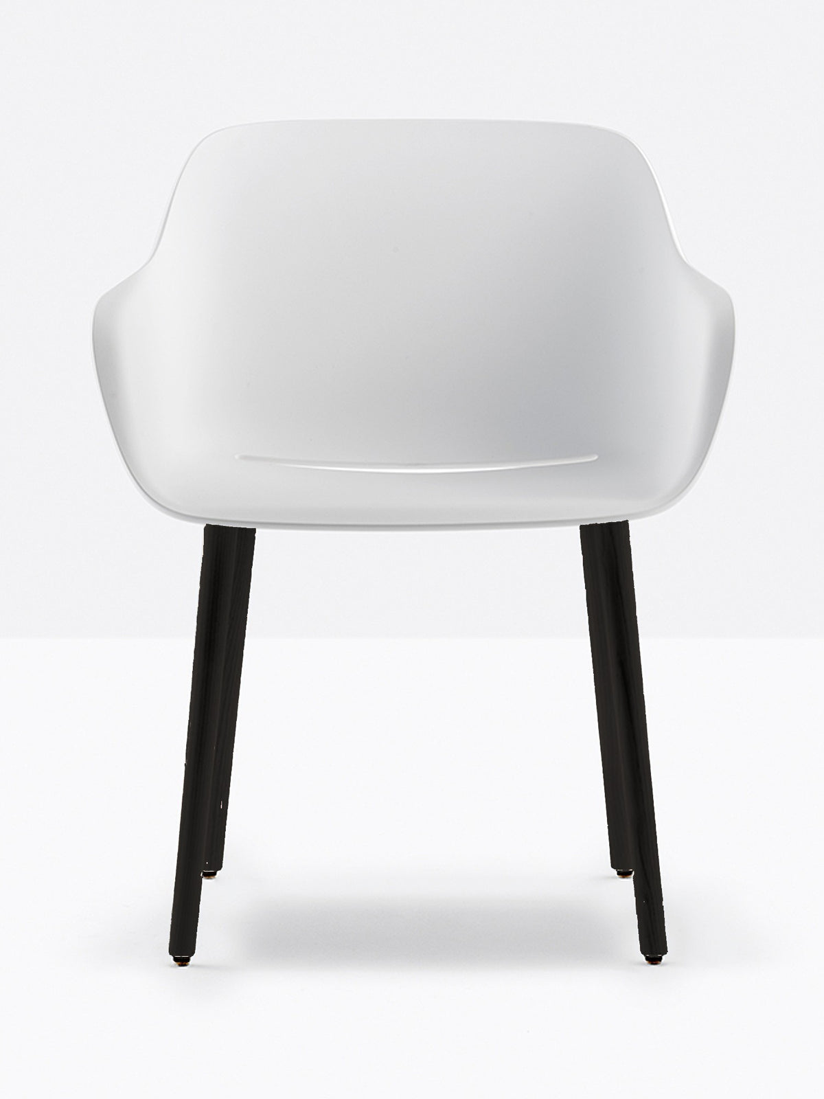 Fauteuil Babila XL pieds bois 2754 Pedrali, coque blanche, pieds frêne noir