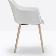 Fauteuil Babila XL pieds bois 2754 Pedrali, coque blanche, pieds frêne naturel
