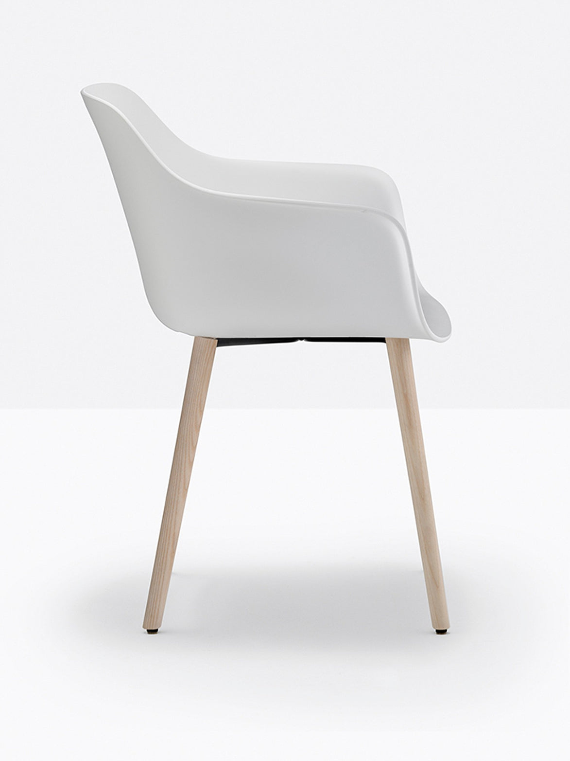 Fauteuil Babila XL pieds bois 2754 Pedrali, coque blanche, pieds frêne naturel
