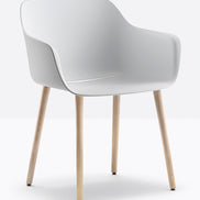 Fauteuil Babila XL pieds bois 2754 Pedrali, coque blanche, pieds frêne naturel