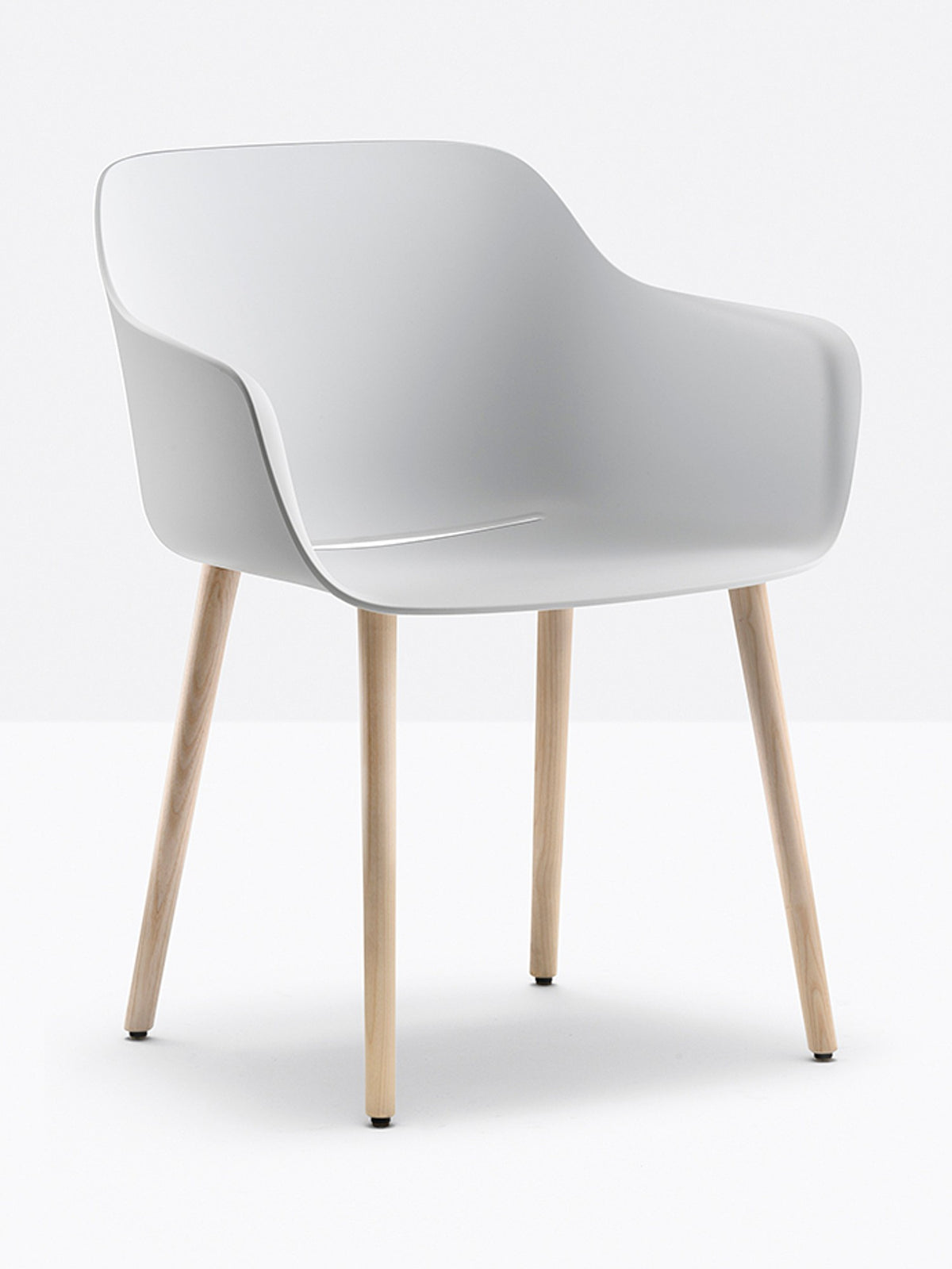 Fauteuil Babila XL pieds bois 2754 Pedrali, coque blanche, pieds frêne naturel