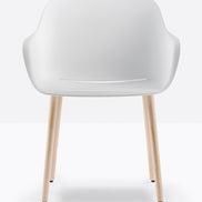 Fauteuil Babila XL pieds bois 2754 Pedrali, coque blanche, pieds frêne naturel