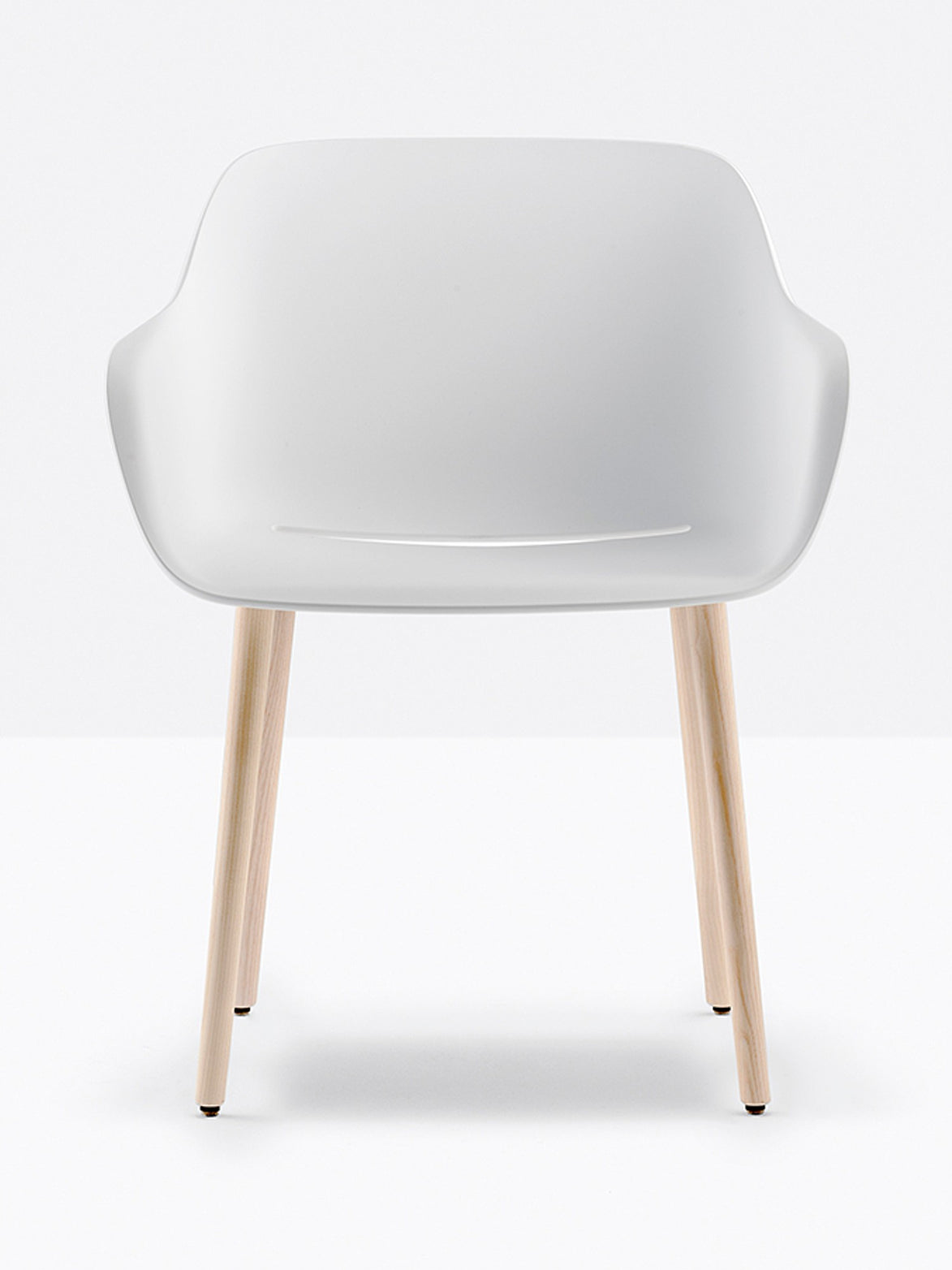 Fauteuil Babila XL pieds bois 2754 Pedrali, coque blanche, pieds frêne naturel