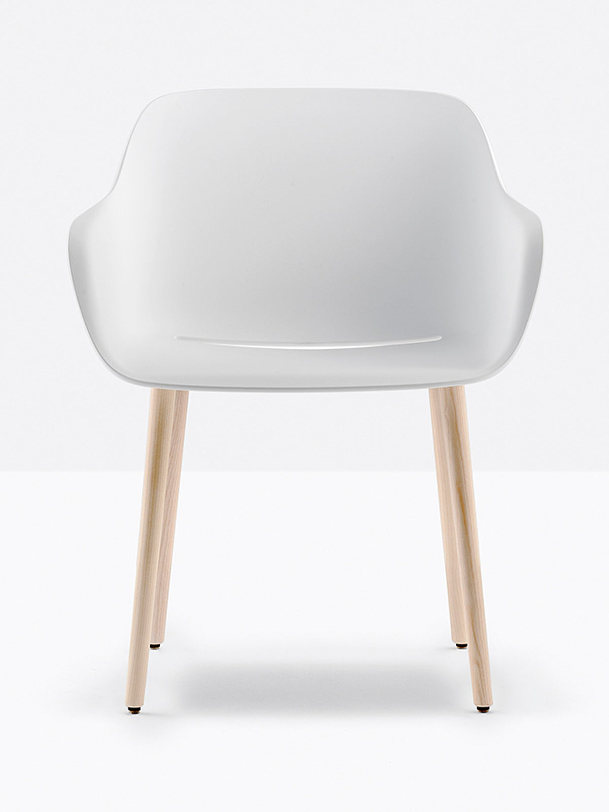 Fauteuil Babila XL pieds bois 2754 Pedrali, coque blanche, pieds frêne naturel