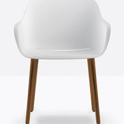 Fauteuil Babila XL pieds bois 2754 Pedrali, coque blanche, pieds noyer