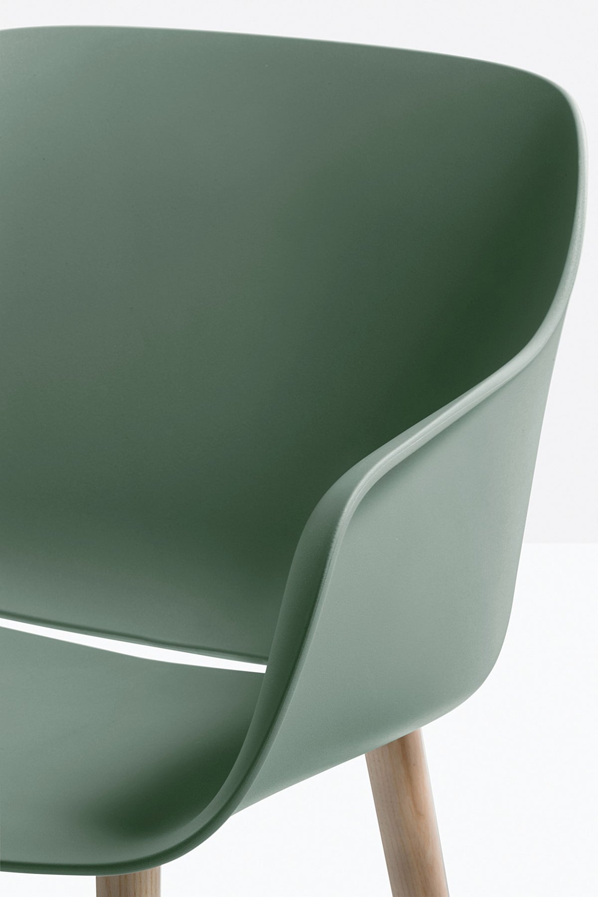 Fauteuil Babila XL pieds bois 2754 Pedrali, détail de la coque