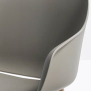 Fauteuil Babila XL pieds bois 2754 Pedrali, détail de la coque