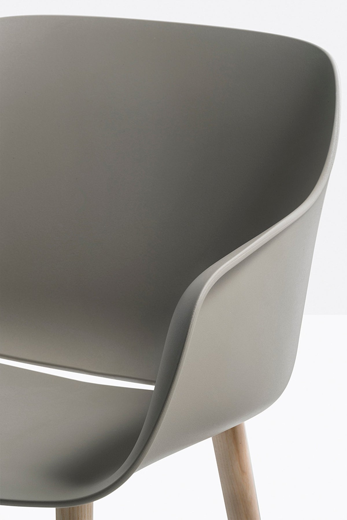 Fauteuil Babila XL pieds bois 2754 Pedrali, détail de la coque