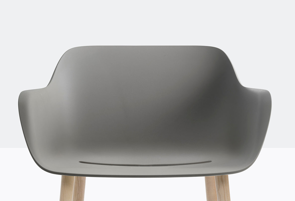 Fauteuil Babila XL pieds bois 2754 Pedrali, détail de la coque