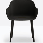 Fauteuil Babila XL pieds bois 2754 Pedrali, coque noire, pieds frêne noir