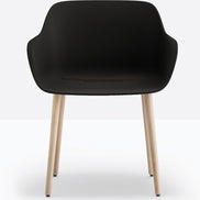 Fauteuil Babila XL pieds bois 2754 Pedrali, coque noire, pieds frêne naturel