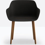 Fauteuil Babila XL pieds bois 2754 Pedrali, coque noire, pieds noyer