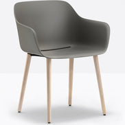 Fauteuil Babila XL pieds bois 2754 Pedrali, coque gris recyclé, pieds frêne naturel