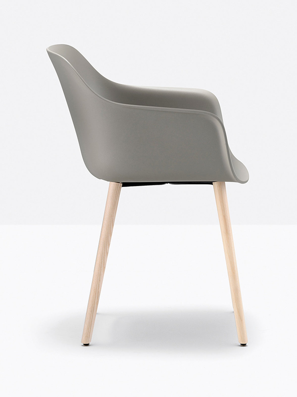 Fauteuil Babila XL pieds bois 2754 Pedrali, coque gris recyclé, pieds frêne naturel