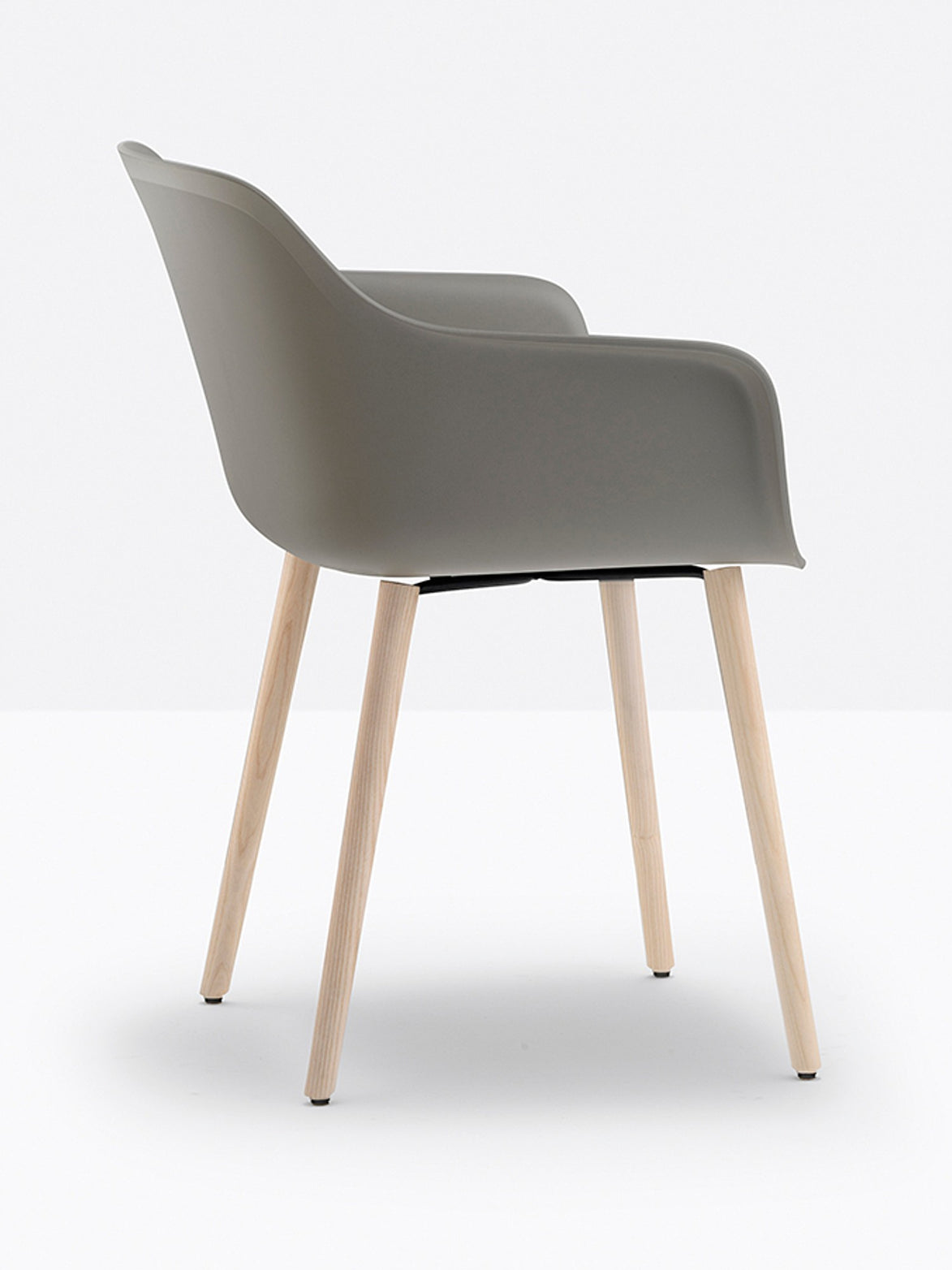 Fauteuil Babila XL pieds bois 2754 Pedrali, coque gris recyclé, pieds frêne naturel