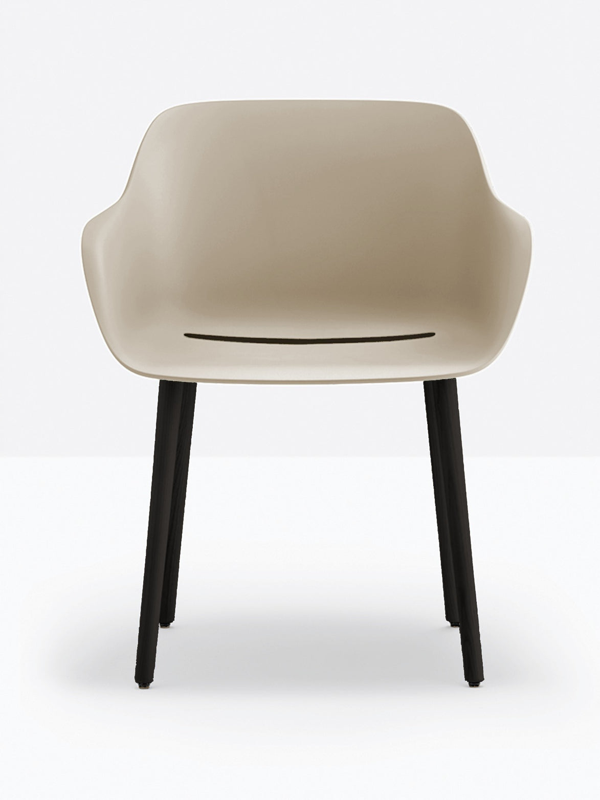 Fauteuil Babila XL pieds bois 2754 Pedrali, coque sable, pieds frêne noir