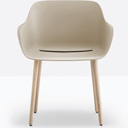 Fauteuil Babila XL pieds bois 2754 Pedrali, coque sable, pieds frêne naturel