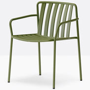 Fauteuil Coney vert olive vue de trois quarts