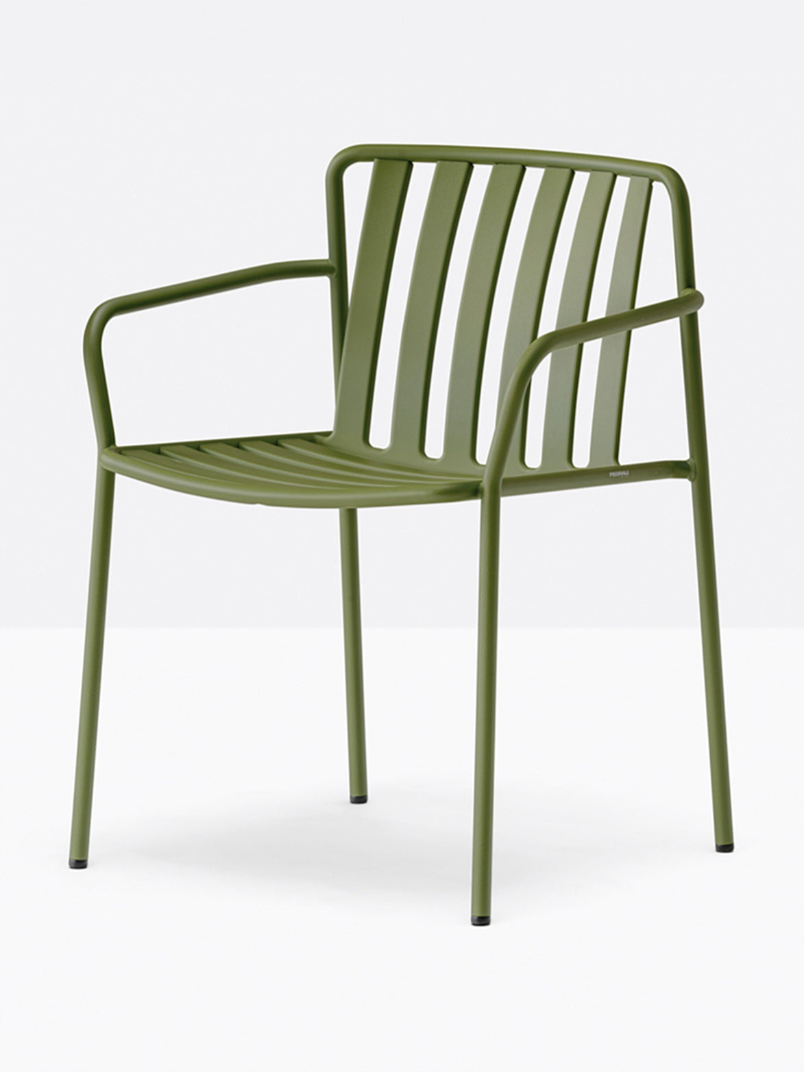 Fauteuil Coney vert olive vue de trois quarts