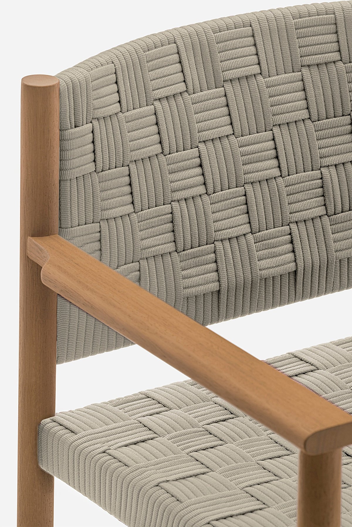 Détail de l'accoudoir en teck du fauteuil Griante