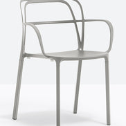 Fauteuil Intrigo beige vue de trois quarts