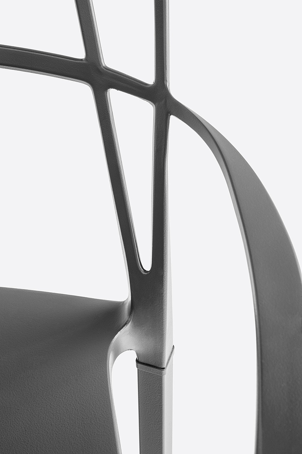 Détail du dossier en aluminium du fauteuil Intrigo